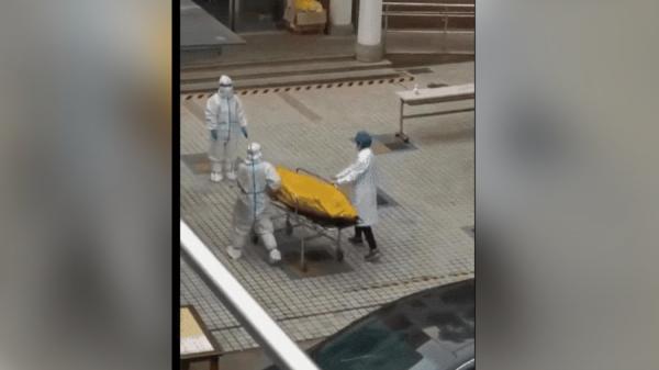 近日爆出一家养老院竟将活人装进尸袋,要求殡仪馆载走火化。(图片来源:视频截图)