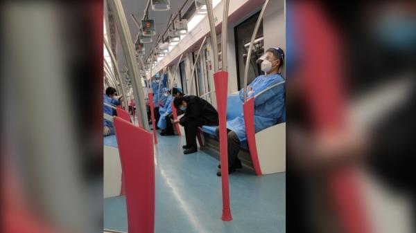 上海地铁于5月10日下午全面停驶,有当地网友披露,第6线和第16线主要是医护人员在搭乘。(图片来源:微博)