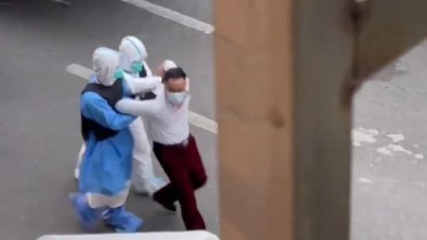 上海多地传出“大白”跟民众爆发冲突的事件。(图片来源:视频截图)