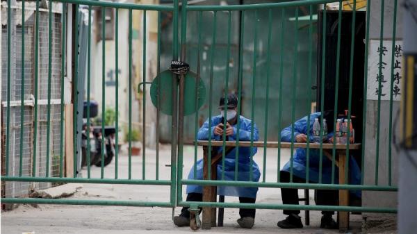 继上海宣布将从6月1日起恢复正常生活后,中国卫健委主任马晓伟又抛出另一震撼弹,表示中国将提前规划准备用来隔离患者的“永久性方舱医院”。(图片来源:NOEL CELIS/AFP via Getty Images)