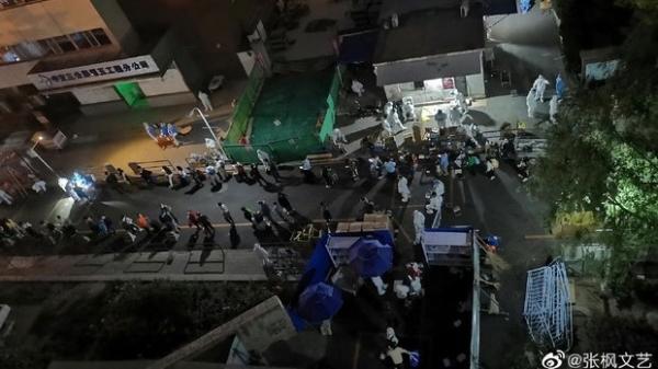 近日传出北京市一居住小区内上万居民在20日夜间被连夜拉走隔离。(图片来源:微博)