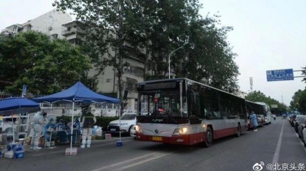 有《北京青年报》21日报导,北京朝阳区21日转运了南磨房乡南新园小区近5000名居民。(图片来源:微博)