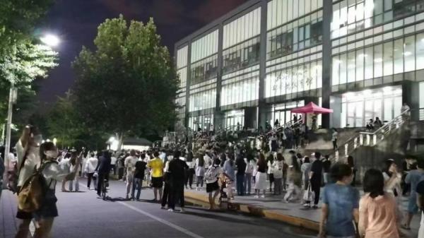 北师大学生校内游行抗议,要求校方允许返乡等,目前校方已同意。而中国政法大学5月23日晚举行了同样的抗议活动。(图片来源:网路截图)