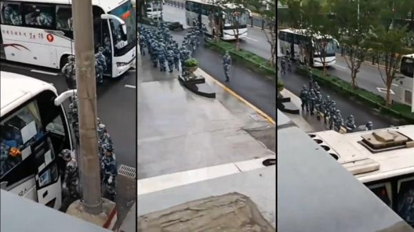 来到上海支援的众多“大白”,原来是一群身穿着白色防护服的军人或警察。(图片来源:视频截图)