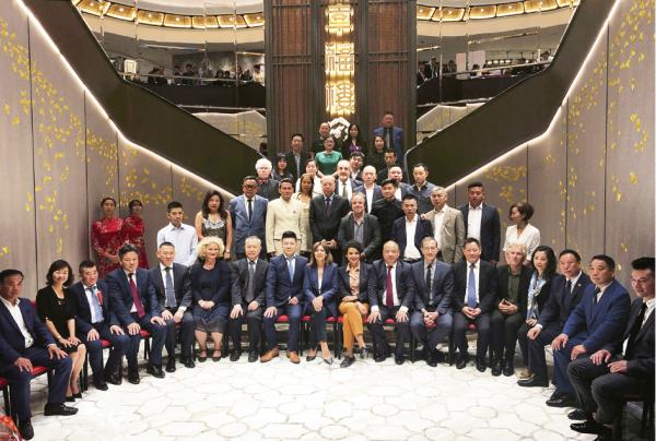 法国美丽城联合商会部分会员及部分侨领与巴黎市长伊达尔戈,巴黎10区、19区和20区等民选官员合影(摄影:林莲怡/看中国)