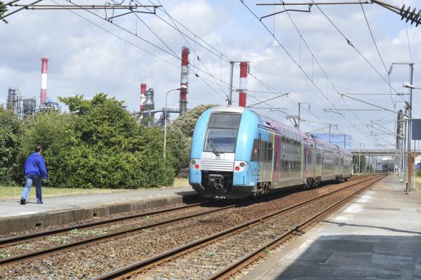一辆停在法国西部城市栋日(Donges)站的TER。(Frank PERRY/AFP via Getty Images)