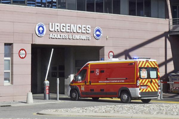 2022年2月7日,一辆消防员救援车进入法国西南部佩皮尼昂(Perpignan)医院的急诊室。(RAYMOND ROIG/AFP via Getty Images)