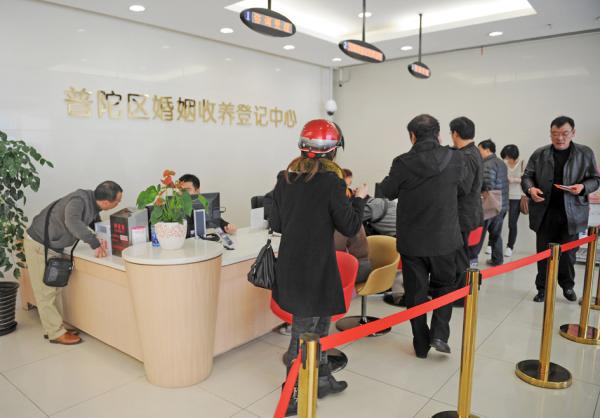 上海普陀区婚姻登记处资料照(PETER PARKS/AFP via Getty Images)