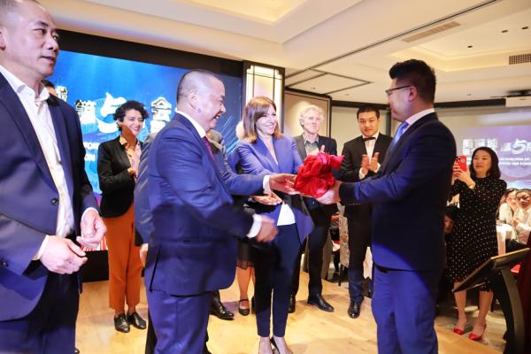 巴黎市长伊达尔戈(中)见证美丽城联合商会新任会长 叶文(右)从上任会长姜金玉手中接过会印(摄影:林莲怡/看中国)