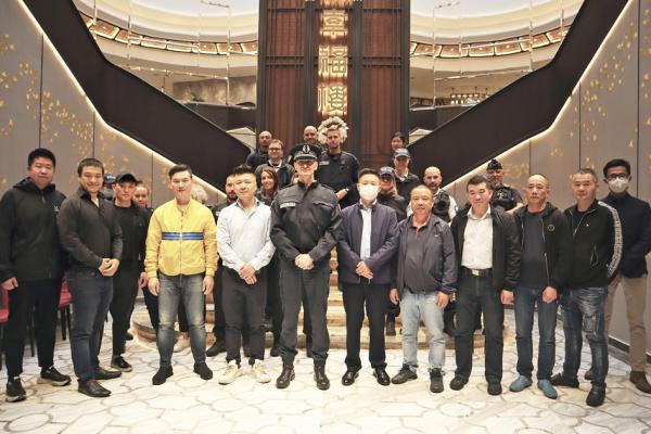 巴黎第二警区总负责人兼巴黎20区警察局局长赫贡（前排中），与法国美丽城联合商会新任会长叶文（前排左四）及部分会员和警员合影(林莲怡摄影)