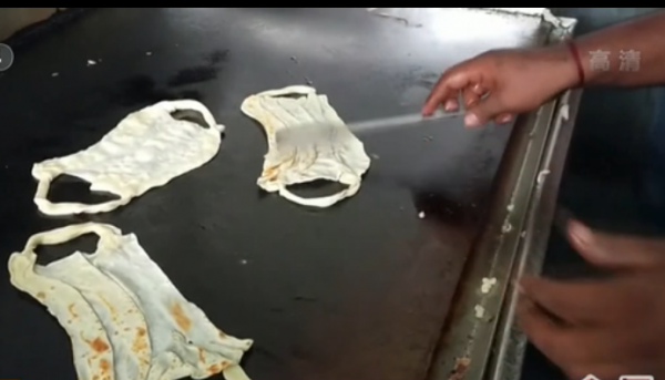 米哈尔把店铺招牌换成“口罩煎饼”后,所有进店的顾客都开始自觉戴上口罩了。(图片来源:视频截图)