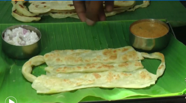 快餐店老板米哈尔的第一锅口罩煎饼出锅后,很快被顾客抢购一空。(图片来源:视频截图)