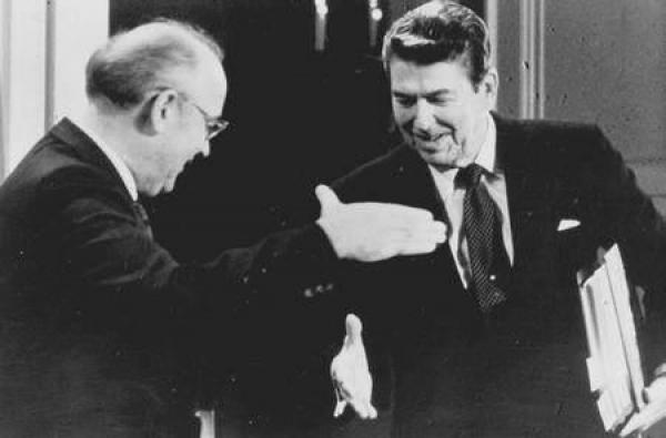 战后世界进入冷战期,里根总统在这个时候带领美国,带领整个西方国家最终不战而胜,打垮了以苏联为首的华约国家,结束了冷战。