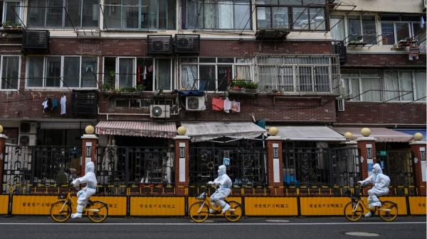 上海6月1日解封,2日浦东新区和静安区又发现社会面本土感染者,4地升为中风险地区。有市民说:“我们这里自由了一天!”(图片来源:Getty Images)