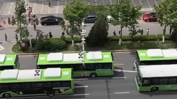 辽宁省丹东市爆发奥密克戎(Omicron)BA2.3病毒,振兴区全域静止,转运大量居民去隔离。(图片来源:视频截图)