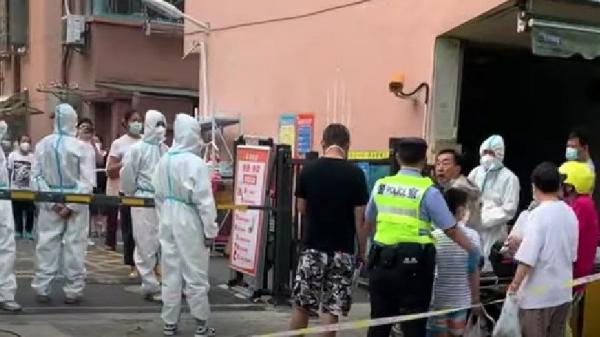 上海宣布解封当晚,上海市检察长张本才随即无预警落马。图为疫情中的上海街头。(图片来源: 视频截图)