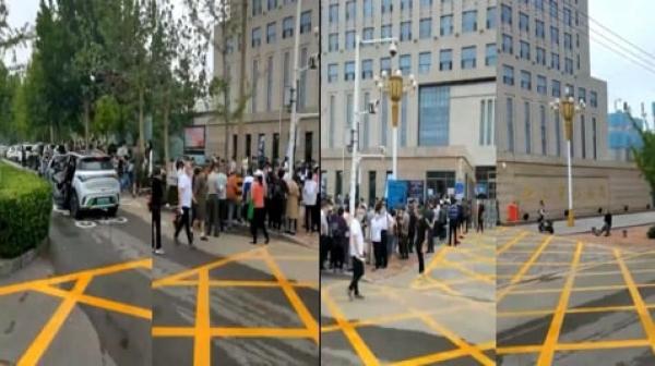 河北唐山市自多流氓殴打女性事件被曝光后,引发实名举报潮,仅14日上午唐山警局门前就有百余举报人排长龙。(图片来源:视频截图)