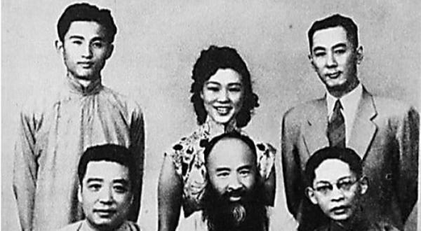 陈小翠(上排中)与友人的合影。