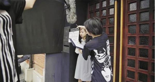 邵一卜在拍戏现场。