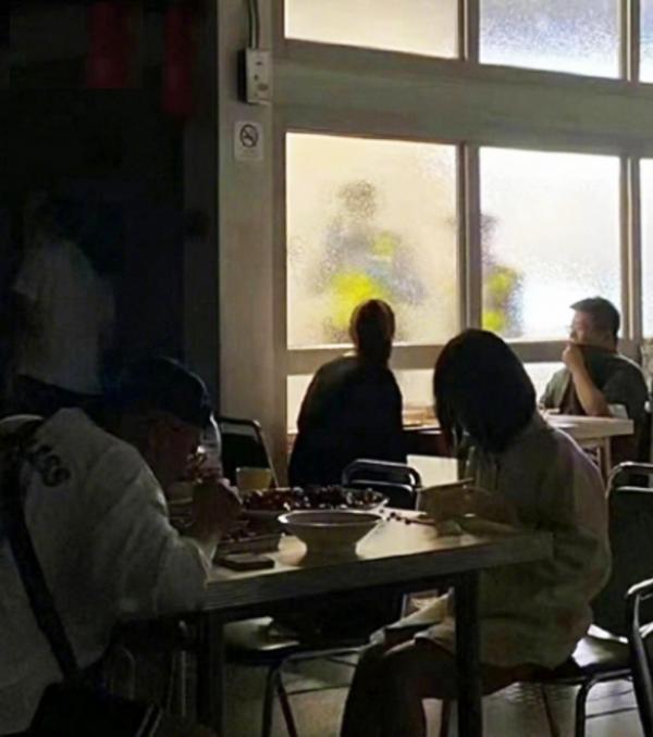 警察在巡查餐厅大门。