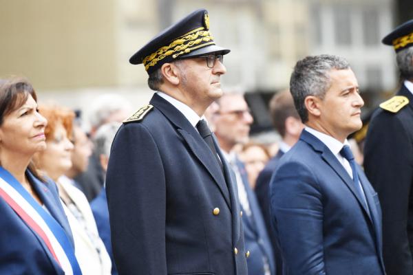 新任巴黎警察局局长努涅兹(中)于7月21日就职。巴黎市长伊达尔戈(左)和内政部长达尔马南(右)出席其就职典礼。(BERTRAND GUAY/AFP via Getty Images)