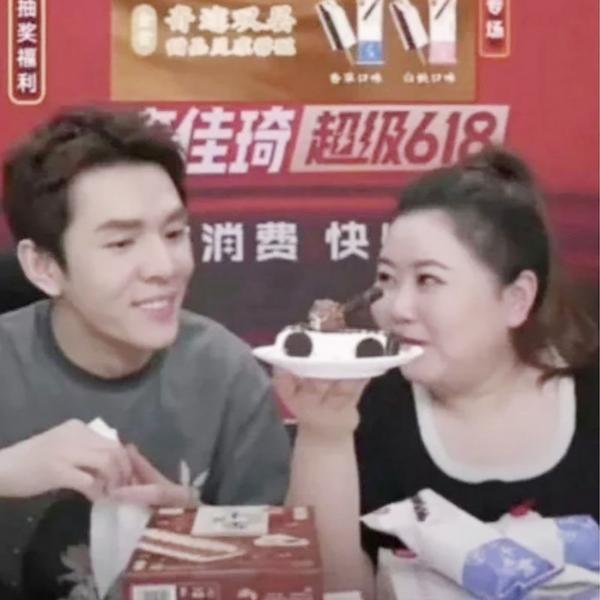 6月3日，网红李佳琦端坦克造型蛋糕直播时网络被中断。（网络截图）