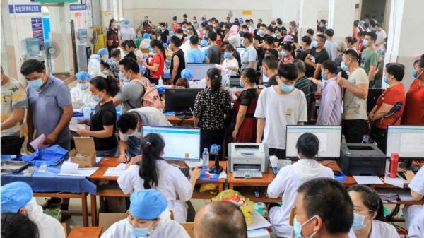 民众排队打疫苗(图片来源:STR/AFP via Getty Images)
