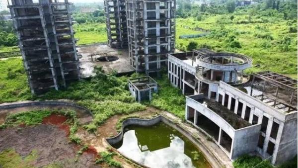 图为1993年海南房地产泡沫破裂之后的一处烂尾楼(网络图片)