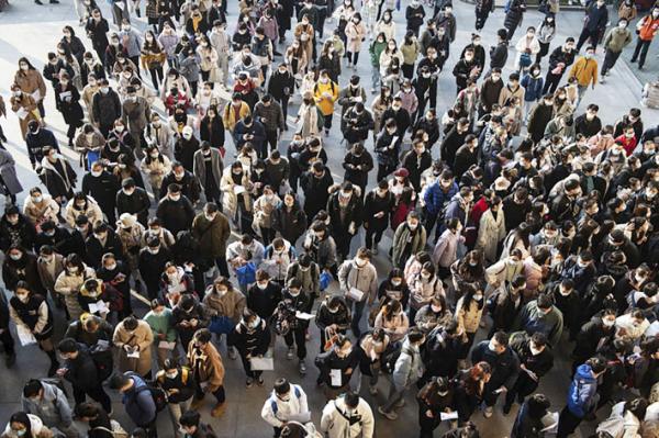 2021年11月28日，武汉市准备参加全国公务员考试的考生。（STR/AFP via Getty Images）