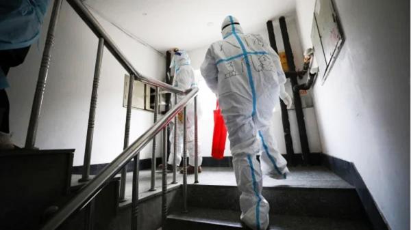 辽宁省丹东市防疫人员在对居民楼实行封控措施。(Getty Images)