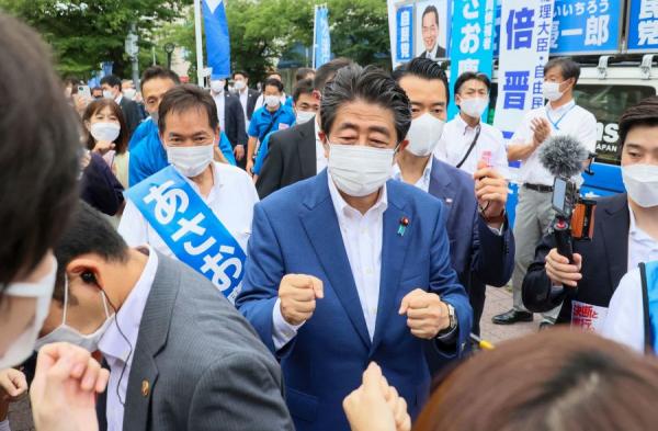 7月6日,日本前首相安倍晋三(中)在东京郊区横滨助选。(图片来源:YOSHIKAZU TSUNO/AFP/Getty Images)
