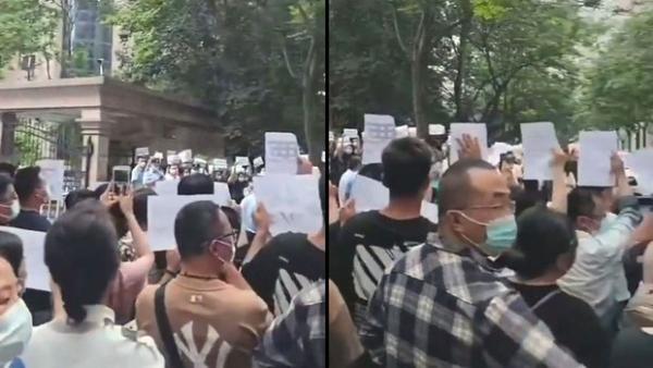 2022年7月14日,上千名西安烂尾楼业主在银监局门口抗议。(图片来源:自由亚洲电台)