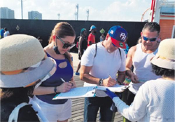 民众在“End CCP”征签表上签字。