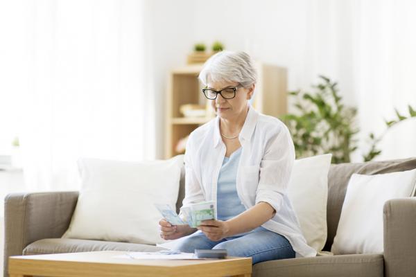 新法案规定,基本养老和残疾津贴上调4%,这次上调会从今年的7月1日开始算起。(123RF)