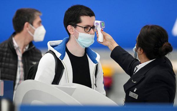 德国今年秋冬将继续强制民众在乘坐飞机时佩戴口罩。(DANIEL LEAL/AFP via Getty Images)
