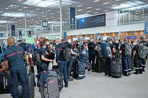 法国志愿消防员在奥利机场准备出发支援。(STEPHANE DE SAKUTIN/AFP via Getty Images)