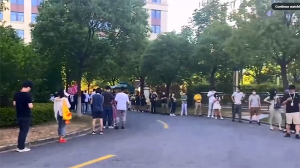 上海市民在排长龙等待做核酸检测。