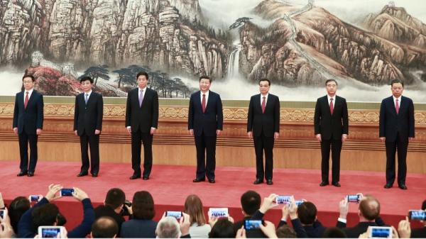 第十九届中共中央政治局常委(从左至右)韩正、王沪宁、栗战书、习近平、李克强、汪洋、赵乐际。