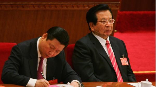 北戴河会议期间,曾庆红老家江西省官场10官员密集落马。图为2008年3月15日曾庆红与习近平在中共两会上。