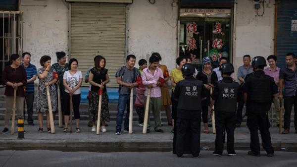 2017年6月27日,新疆警察对普通民众进行所谓的安全教育。(图片来源:Getty Images)