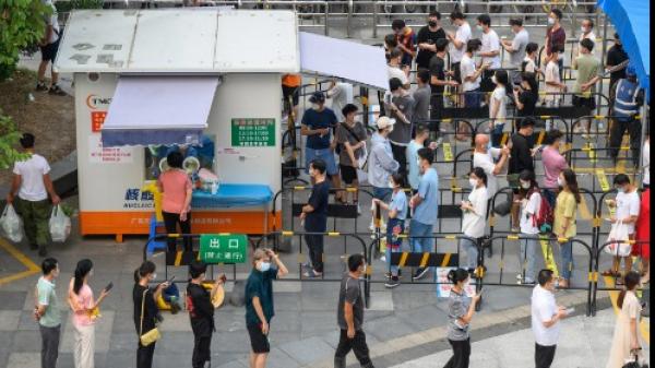 海南三亚市疫情单日新增阳性破千,传三亚有方舱医院脏乱差求助无人管,有游客因住不起酒店流落海边露宿。(图片来源:Getty Images)