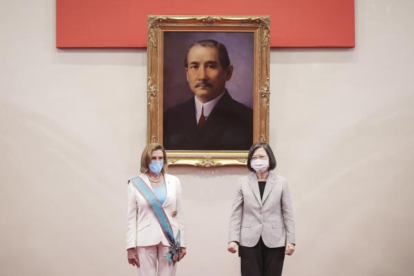 8月3日,佩洛西(左)在总统府接受蔡英文总统(右)授予“特种大绶卿云勋章”。(Chien Chih-Hung/Office of The President via Getty Images)