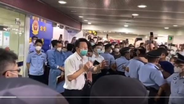 海南三亚疫情告急临时全域静态管理,造成8万多游客滞留,有游客花高价抢到机票,坐进机舱的游客都被赶下飞机。(图片来源:视频截图)