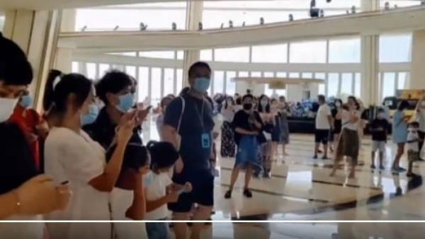 海南三亚疫情加剧,目前全市静默、铁路停票、航班全部取消,滞留大批游客抗议酒店高价食宿,此外海口也临时静态管控。(图片来源:视频截图)