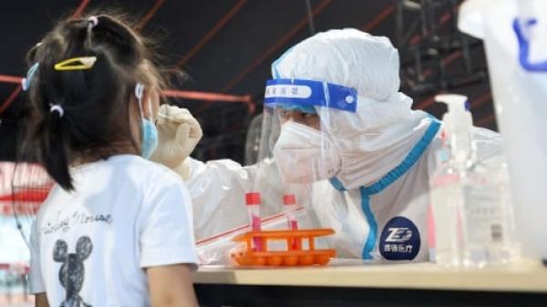 上海、成都已宣布要暂停免费常态化核酸检测,网传大陆多地已开启核酸检测收费模式,有大陆网友说:“这是明目张胆的强买强卖了。”(图片来源:Getty Images)