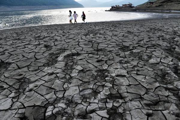 中国大陆60年一遇极端高温,重庆飙44.6℃电力紧缺,长江流域空前干旱。(图片来源:STR/AFP via Getty Images)