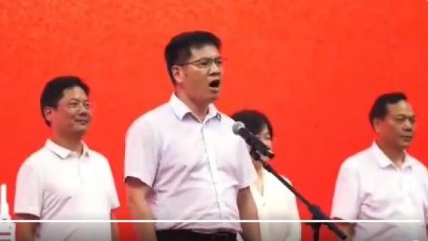 湖南省常德市石门县委书记在该县房产交易会开幕式上呼吁买房:“买了三套买四套”,引发网评翻车。(图片来源:视频截图)