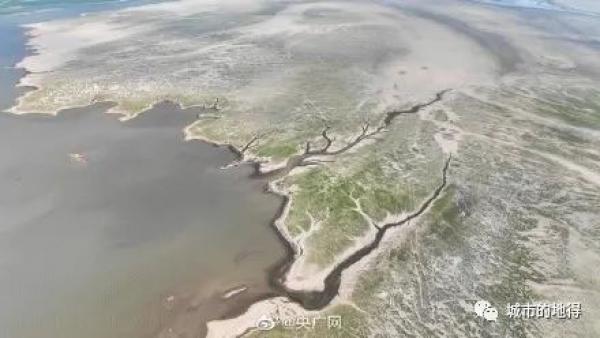 央广网的记者,航拍了鄱阳湖干涸的照片(图片来源:网络)