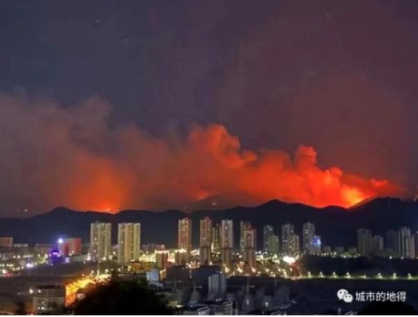 拍的很美的重庆火灾(图片来源:网络)