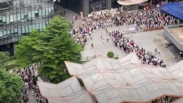 深圳科兴科技园10万人“健康码”突转“黄码”,台风天“马鞍”又迫近,被迫排长龙做核酸检测求早回家。(图片来源:视频截图)